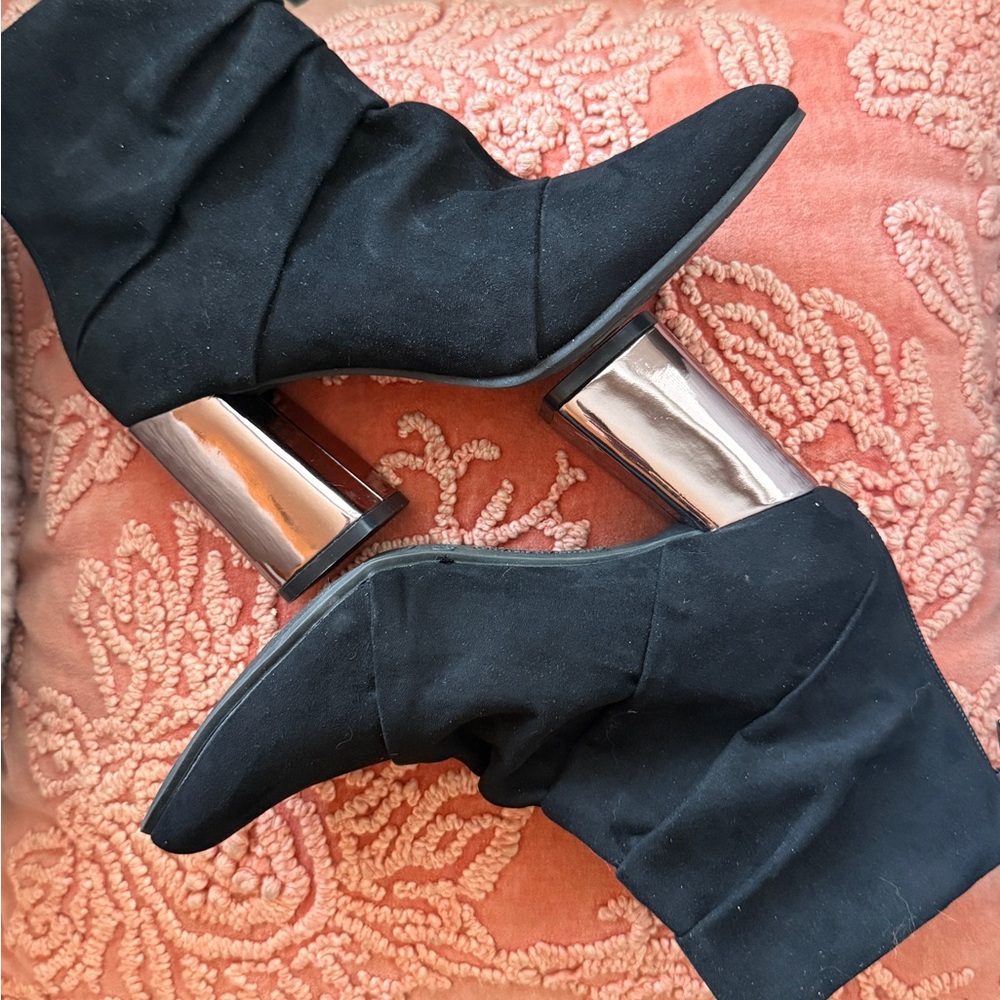 NIB edgy Christian Siriano faux suede booties  with metallic heels🩶🔥